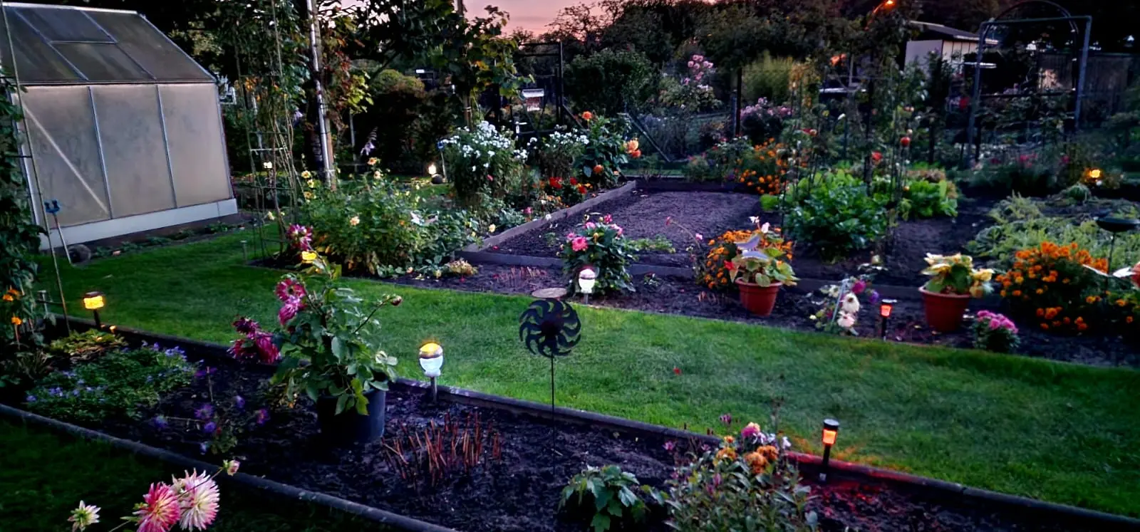 Idyllische Gartenlaube